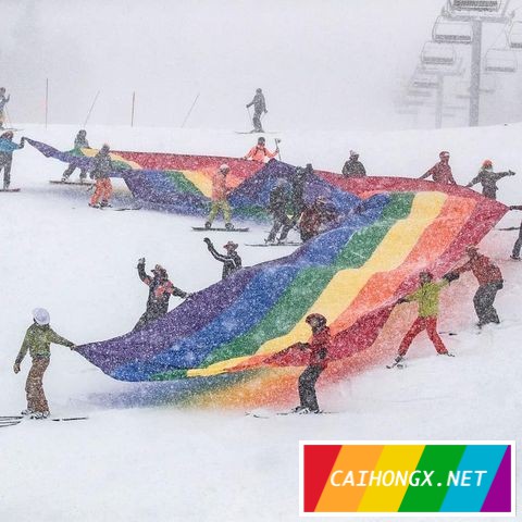 充满彩虹气息的冬季滑雪活动 