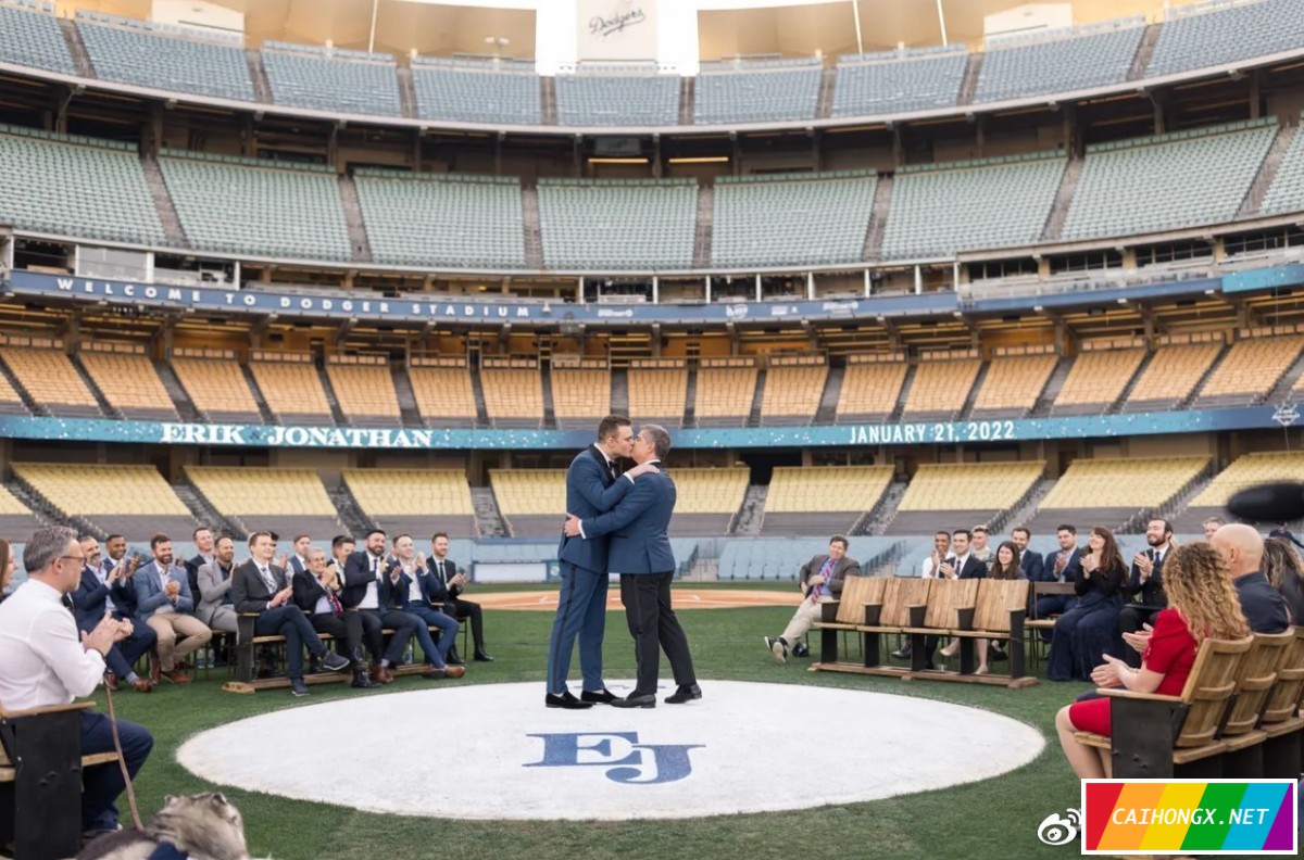 他和他热爱棒球，婚礼也在棒球场上举办 同性婚礼