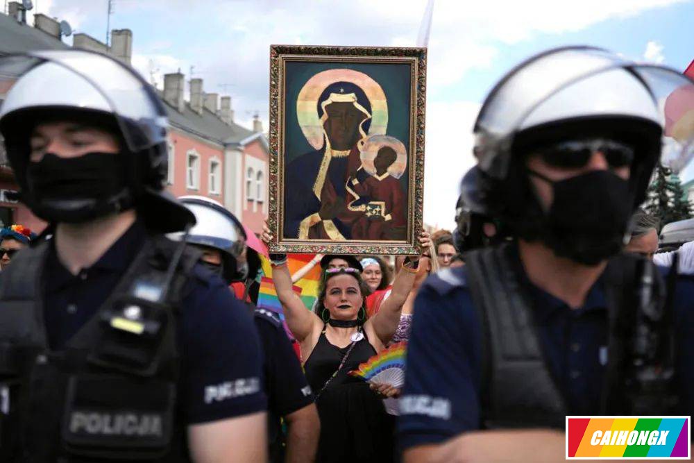 波兰女子在LGBT游行中展示彩虹圣母画像，法院判其“伤害宗教情感” 波兰,同志游行