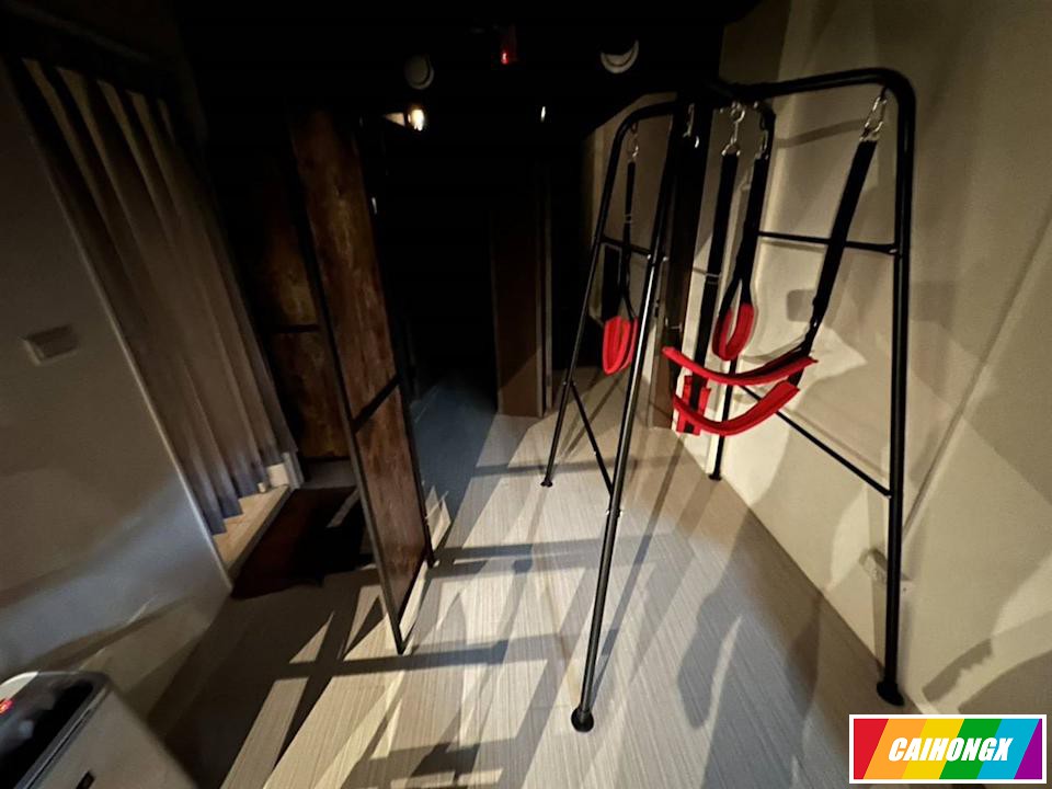 台中3帅警脱到剩内裤卧底同志会馆，查获收费色情场所 同志会馆